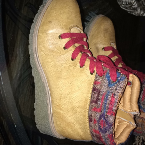 Boot - Picture 2 of 4